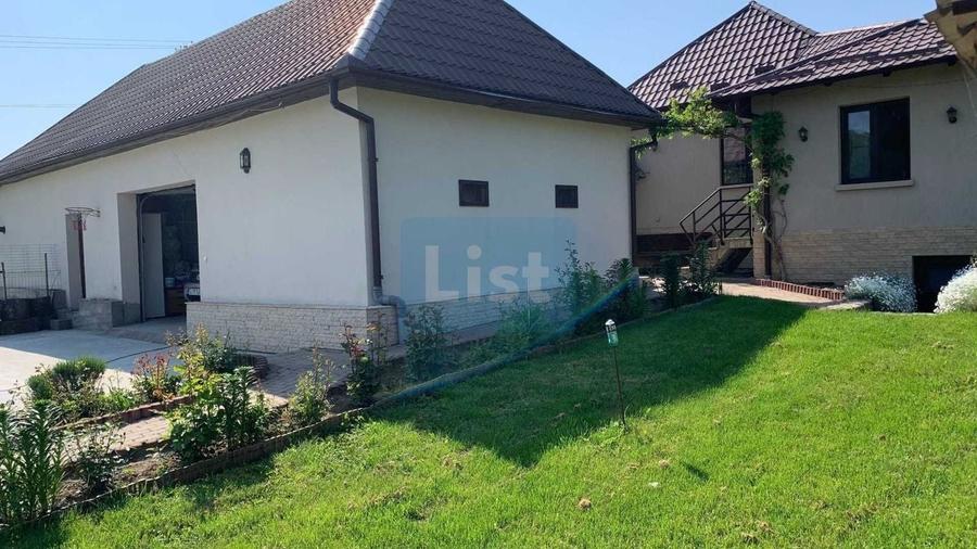 Casă cu 7 camere cu Garaj în Brebi