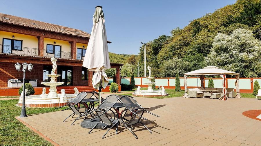 Casă individuală cu 12 camere cu Piscina în Crizbav