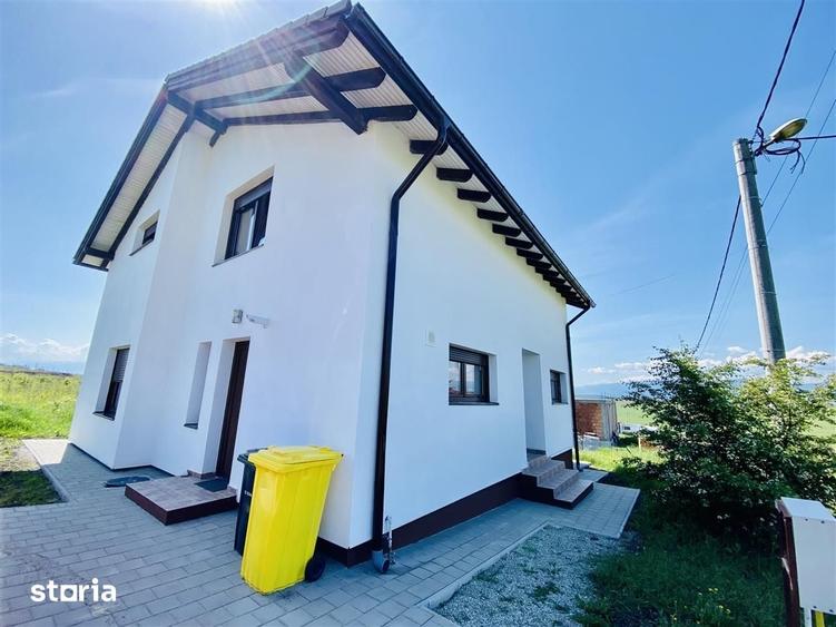 Casă cu 5 camere cu Teren 372 Mp în Roșia