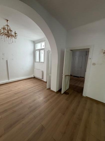 Apartament cu 4 camere semidecomandat în Tineretului