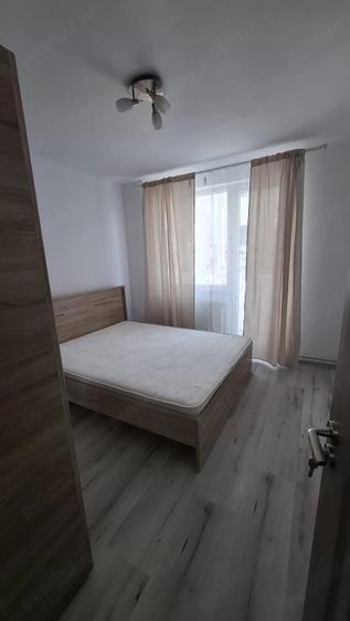 Apartament cu 3 camere semidecomandat în Gară