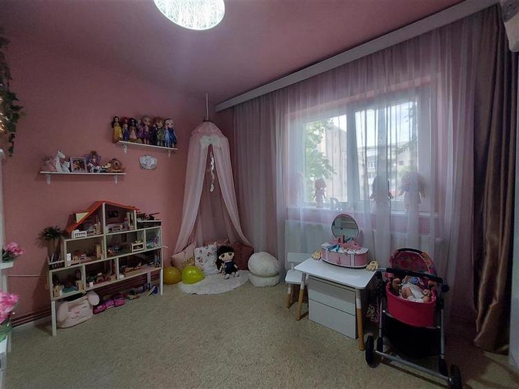 Apartament cu 4 camere semidecomandat, mobilat în Confecții