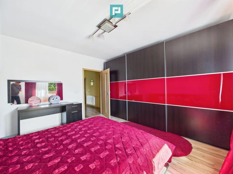 Casă individuală cu 8 camere cu Canalizare în Mehala
