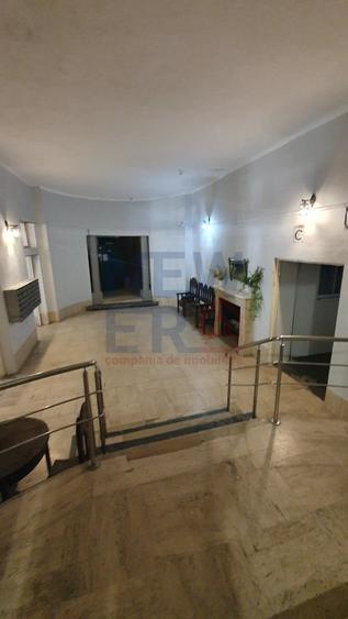 Apartament cu 4 camere decomandat în Romană