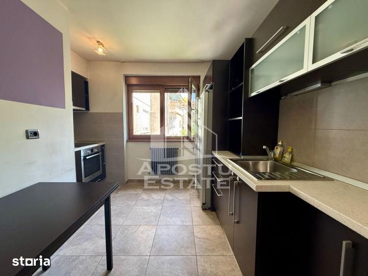 Apartament cu 4 camere decomandat, mobilat în Medicină