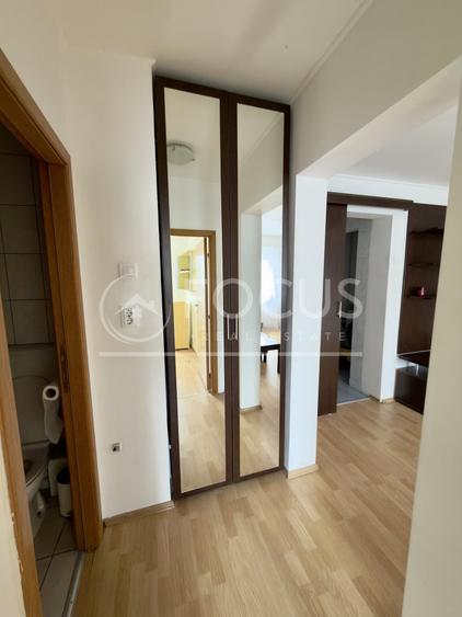Apartament cu 3 camere semidecomandat, mobilat în Tei