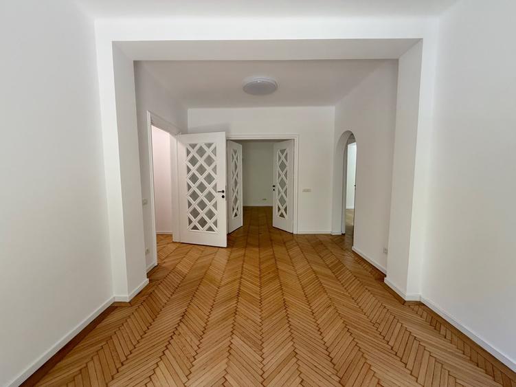 Apartament cu 3 camere semidecomandat în Capitale
