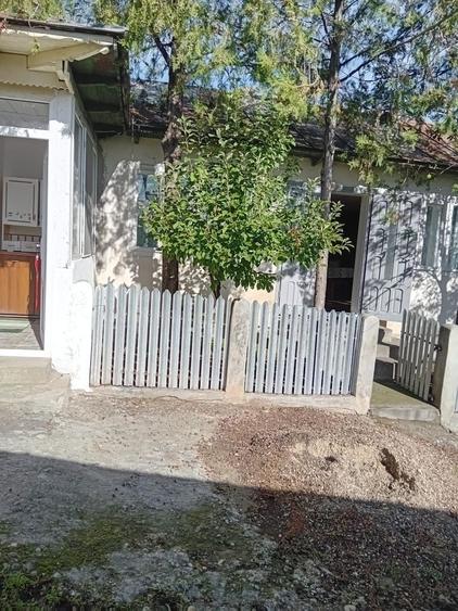 Casă cu 4 camere în Fârțănești