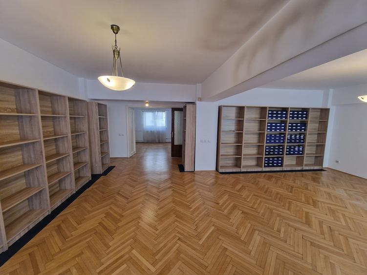 Birou, de 110 mp, în Universitate