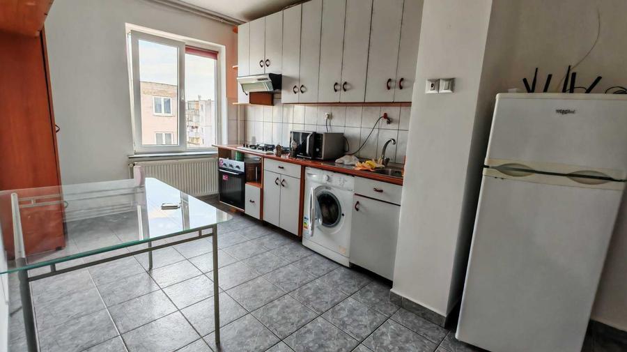 Apartament cu 3 camere semidecomandat în Central