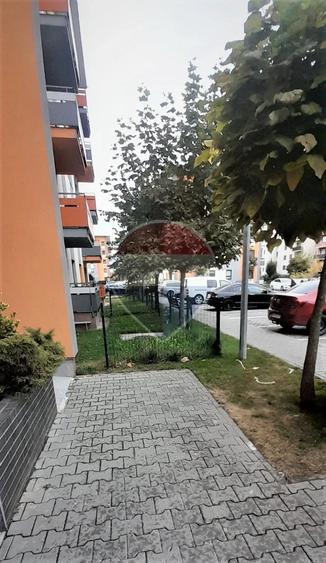 Apartament cu 2 camere decomandat în Tractorul