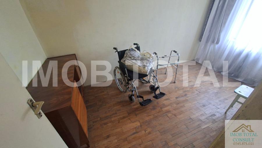 Apartament cu 3 camere semidecomandat în Craiovei