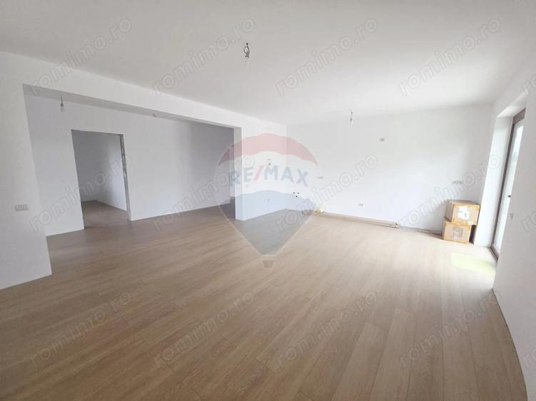 Casă cu 5 camere cu Teren 6110 Mp în Girov