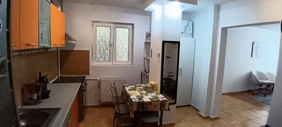 Apartament cu 3 camere semidecomandat în Tineretului