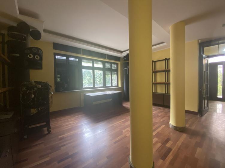 Casă individuală cu 11 camere cu Canalizare în Sisești