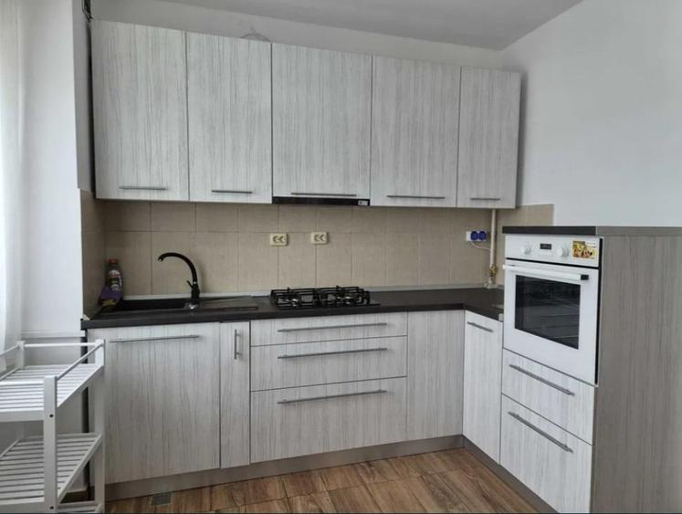 Apartament cu 3 camere semidecomandat în Tătărași