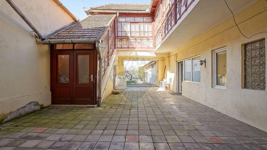 Casă cu 7 camere cu Teren 450 Mp în Central