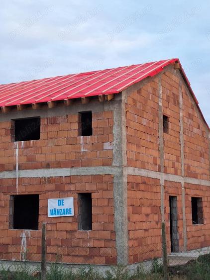 Casă cu 4 camere cu Teren 330 Mp în Izvin