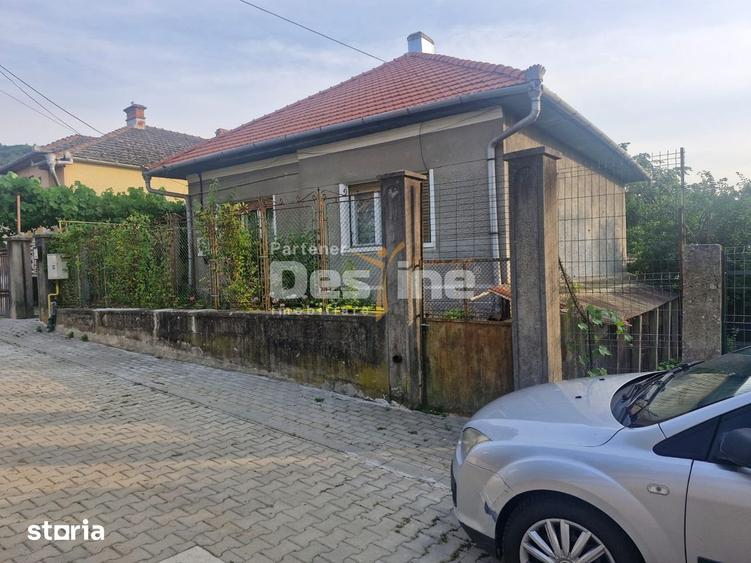 Casă cu 6 camere cu Canalizare în Central