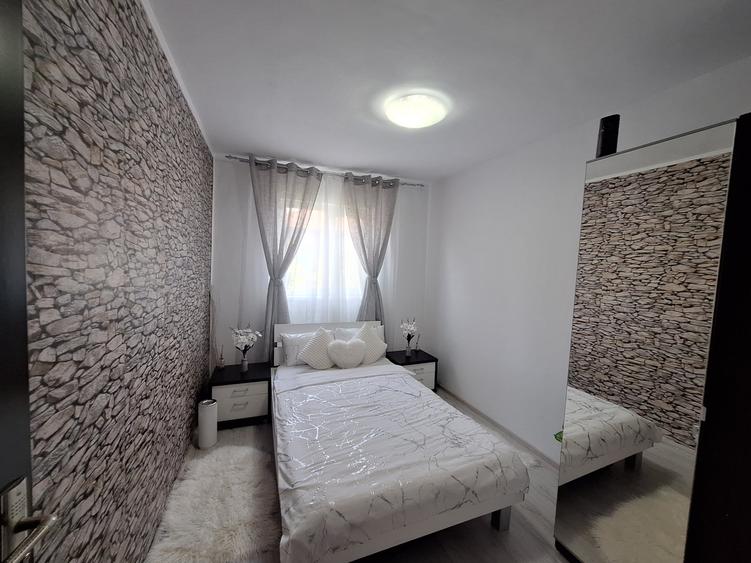Apartament cu 3 camere semidecomandat, mobilat în Girocului