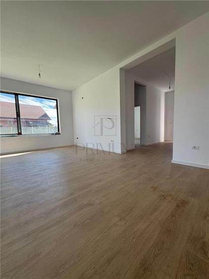 Duplex cu 4 camere cu Canalizare în Moșnița Nouă