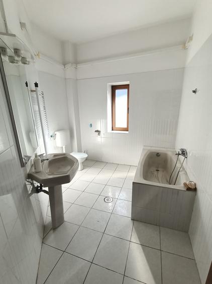 Apartament cu 4 camere decomandat în Gara de Nord