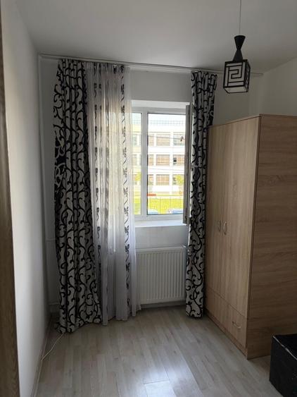 Apartament cu 3 camere semidecomandat în Banat