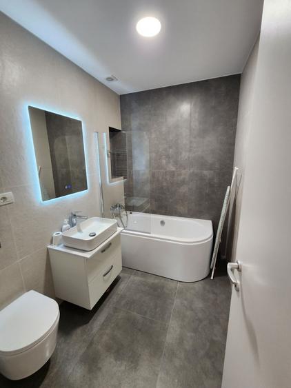 Apartament cu 3 camere semidecomandat în Dămăroaia