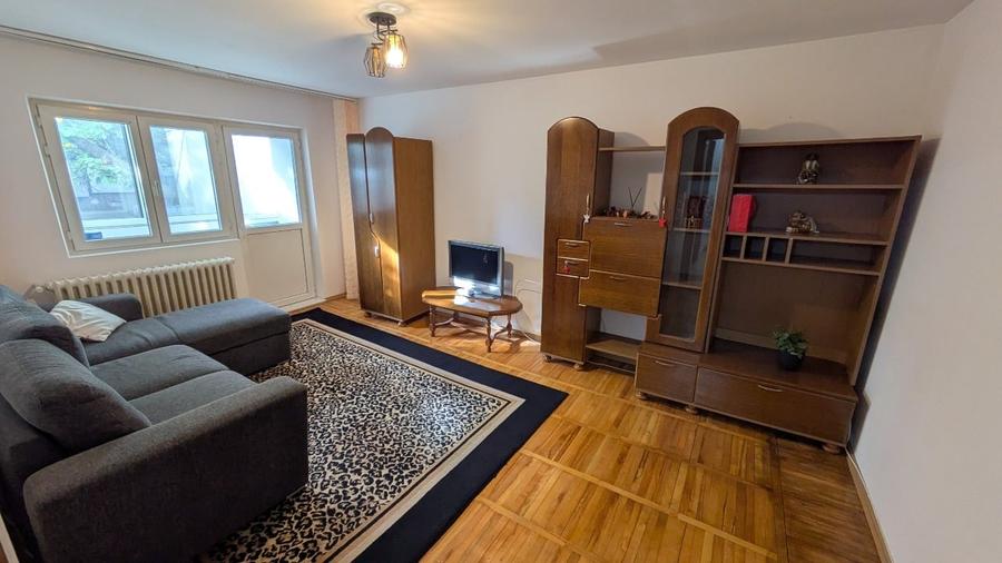 Apartament cu 3 camere decomandat, mobilat în Pieții