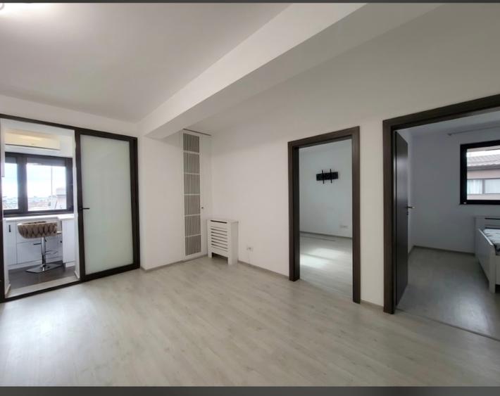 Apartament cu 3 camere semidecomandat în Alexandriei