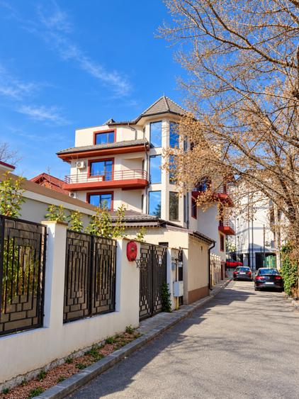 Casă individuală cu 18 camere cu Canalizare în Timpuri Noi