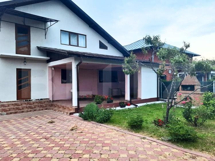 Casă individuală cu 8 camere cu Canalizare în Dumbrava
