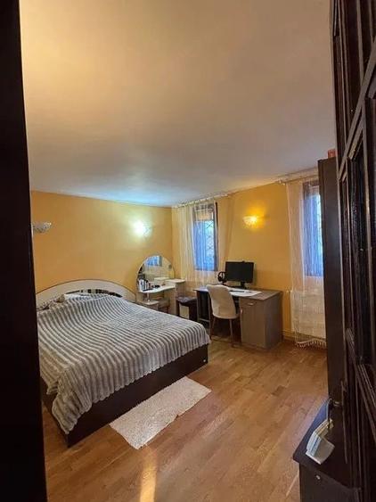 Casă cu 6 camere cu Teren 200 Mp în Calea Poplăcii