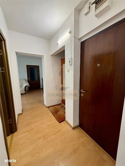 Apartament cu 3 camere semidecomandat în Podu Roș