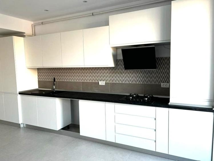 Apartament cu 3 camere semidecomandat în Aviației