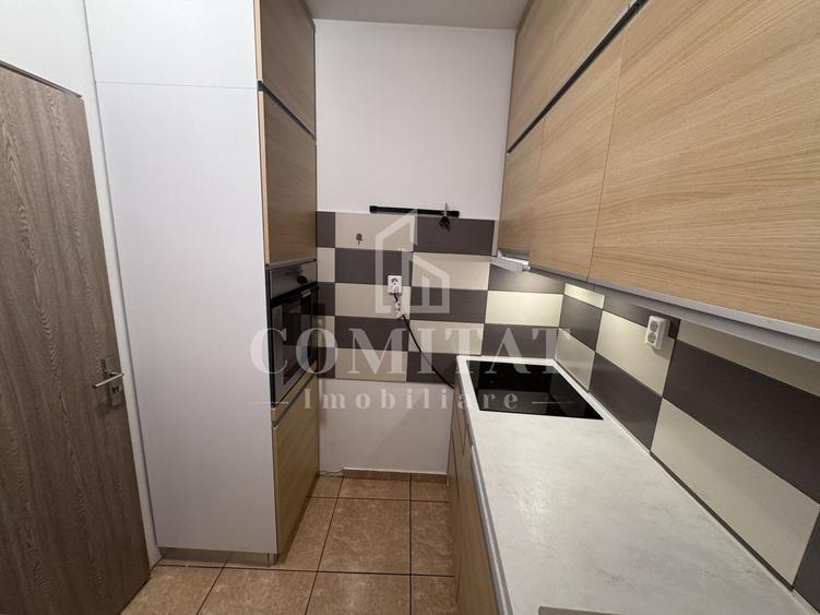 Apartament cu 3 camere semidecomandat, mobilat în Central