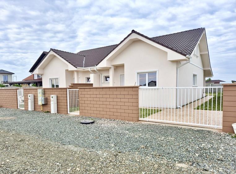 Duplex cu 5 camere cu Canalizare în Moșnița Nouă
