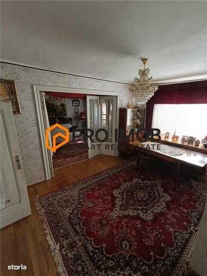 Casă cu 4 camere nedecomandat în Central