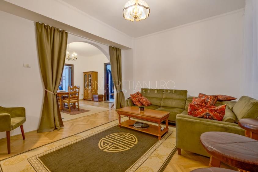 Apartament cu 5 camere semidecomandat, mobilat în Polonă
