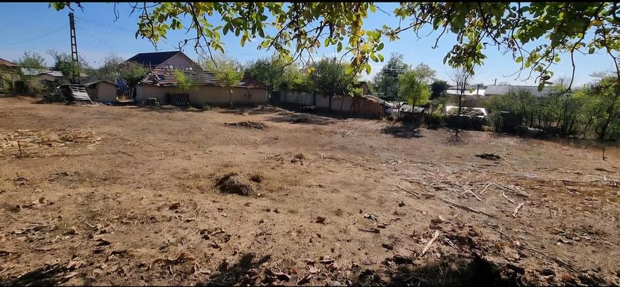 Teren de 2700 mp, în Scurtești