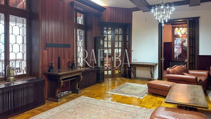 Casă individuală cu 9 camere cu Canalizare în Universitate