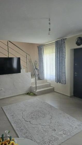 Casă individuală cu 3 camere cu Teren 300 Mp în Est