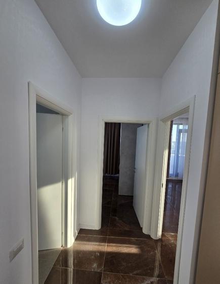Apartament cu 3 camere semidecomandat în Tunari