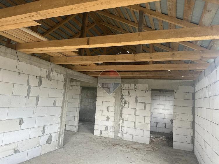 Casă cu 3 camere cu Teren 617 Mp în Slobozia (Roznov)