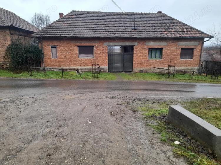Casă cu Teren 1400 Mp în Feniș