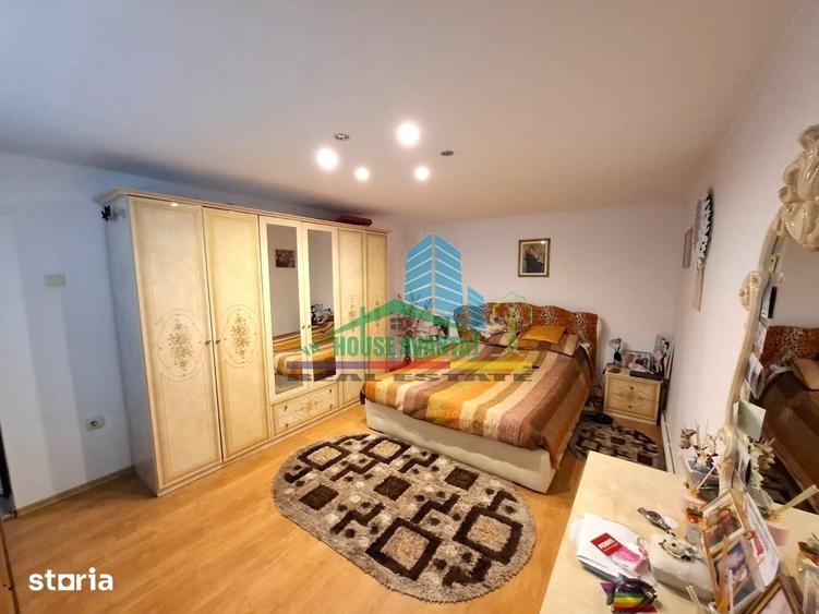 Casă cu 7 camere cu Teren 2428 Mp în Central