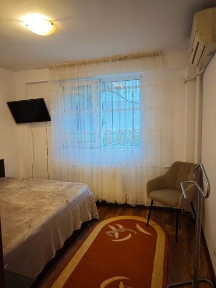 Apartament cu 3 camere decomandat, mobilat în P-ța Victoriei