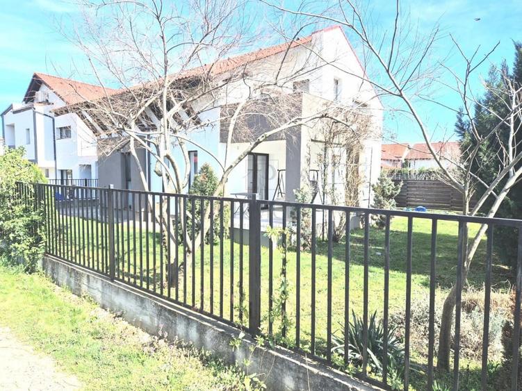 Casă cu 4 camere cu Teren 600 Mp în Dumbrăvița