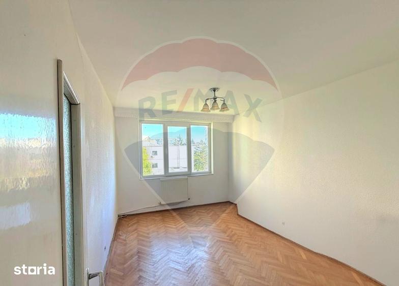 Apartament cu 3 camere decomandat în Cornișa