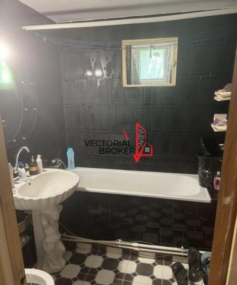 Apartament cu 3 camere semidecomandat, mobilat în Dristor